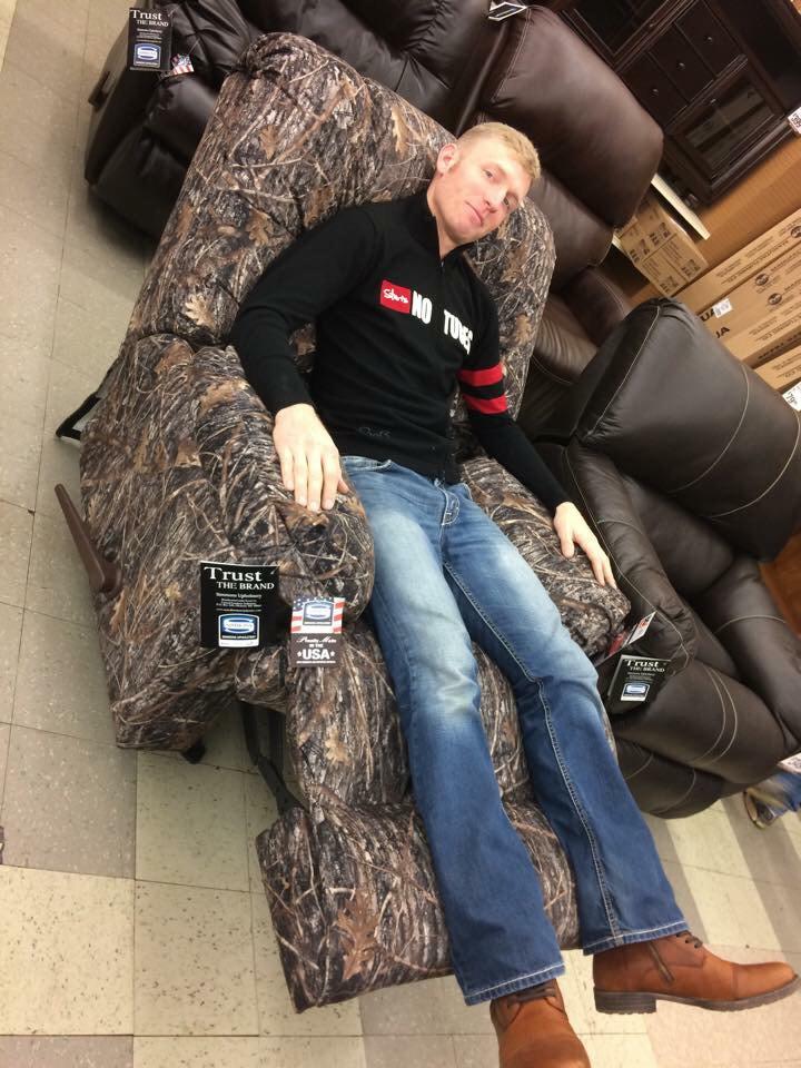 TeamNoTubes's tweet photo. @benjrenkema rips crits in his urban camo @hincapiesports kit and then relaxes in his camo recliner! @NoTubes http://t.co/y7SqBOZmlG