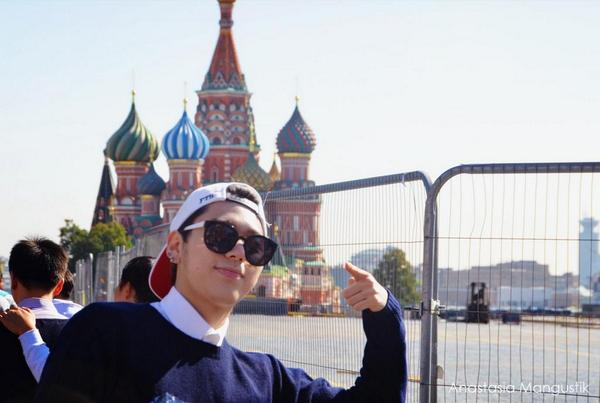 softconewjh's tweet image. Never forget that this...is actually a Woo Jiho photobomb