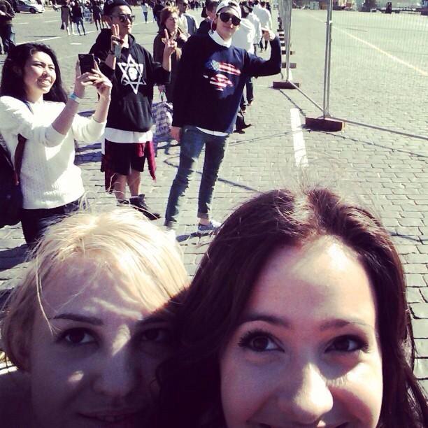 softconewjh's tweet image. Never forget that this...is actually a Woo Jiho photobomb