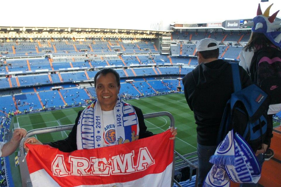 arema_98's tweet photo. #helloclasico @emirates MY LIFE MY LOVE MY FOOTBALL MY PRIDE AREMA WITH EMIRATES ANYWHERE EVERYWHERE FLYING BLUE FLAG http://t.co/w6vCB6AQqP