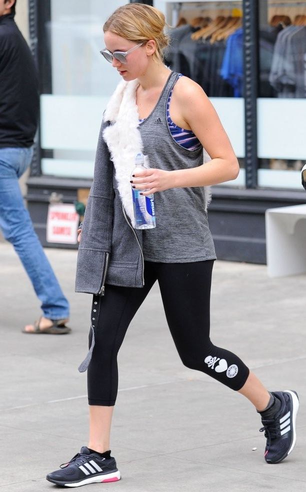 JenLawrenceArg's tweet photo. Jennifer dejando el gimnasio hoy http://t.co/3AU3uTkJd1