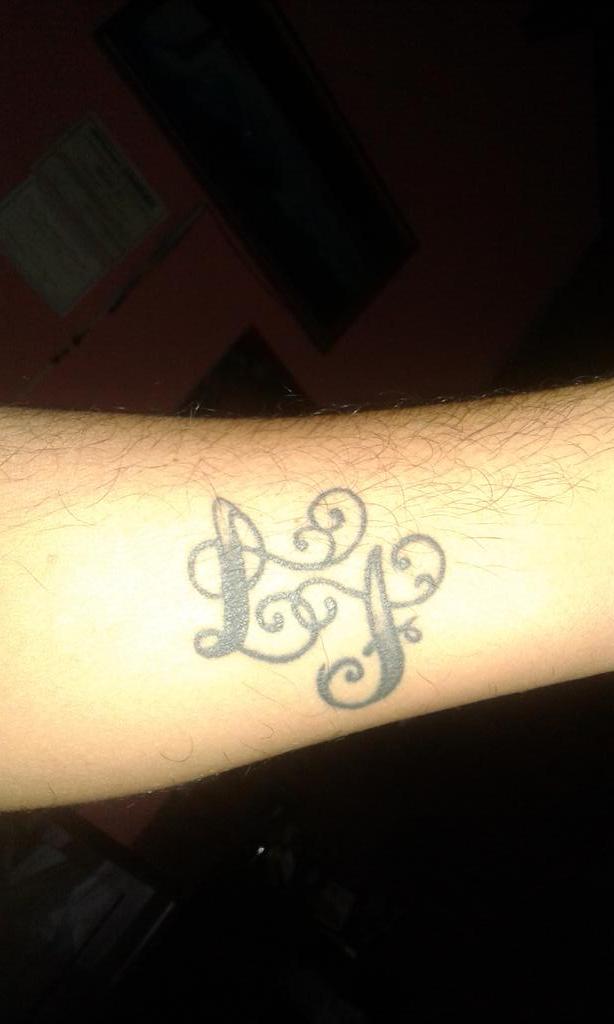 Jefecito q opinas??tus iniciales en mi piel es lo mas un sentimiento inexplicable q supera todo sentimiento...