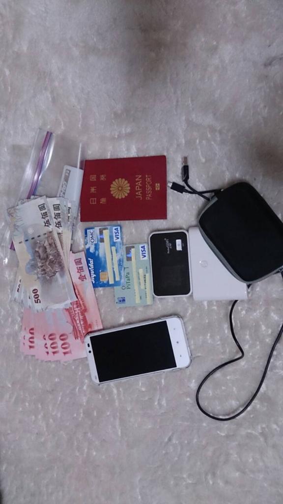 mucho_TNG's tweet photo. 最低限の荷物で台湾に行ってきます！
持ち物…パスポート、スマホ、Wi-Fiルーター、バッテリー、コード、台湾ドル7200元(約27000円)、クレジットカード2枚、ジップロック
現地調達頑張るでー http://t.co/jodC1O1Mgp