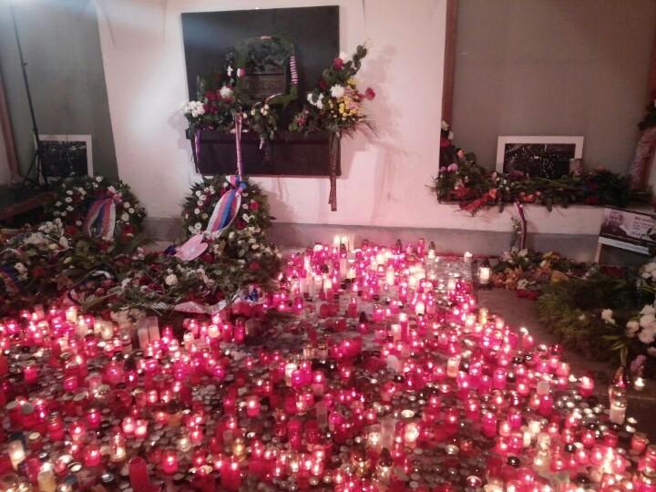 czechs's tweet photo. 17.11.2014  25 let Sametové Revoluce. Svoboda, nové příležitosti. Nové naděje. Kolik z toho promarněno, rozkradeno? http://t.co/eU0wF0H5Xy