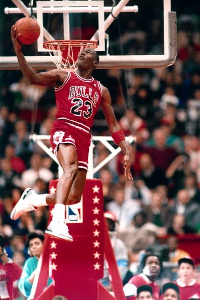 NBAalumni's tweet image. Back at it again with #MJMonday at the 1988 @NBA Slam Dunk Contest.