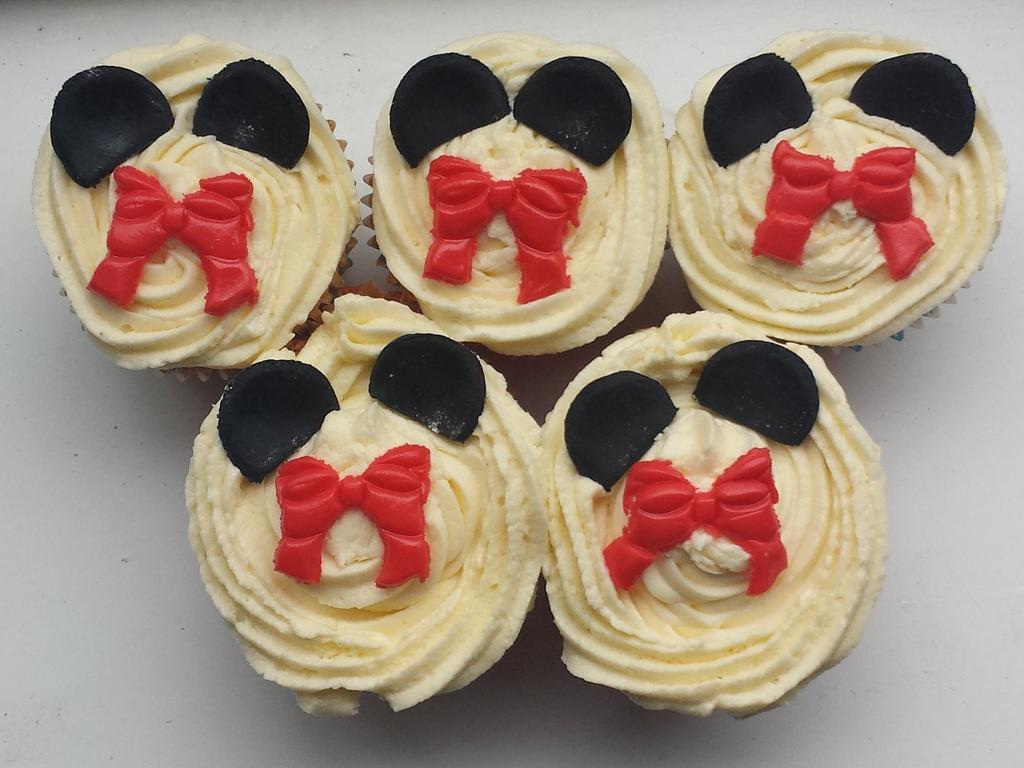 HMHCakes's tweet image. 45 Minnie Mouse cupcakes made at the weekend!