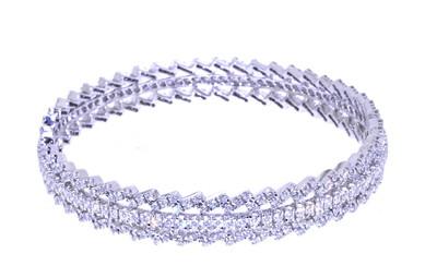 shinbjewelers's tweet photo. 21000466 18K White Gold Diamond Fancy Bangle #whitegold #18karatgold #diamond #fancybangle #giftideas #stunning http://t.co/zzSbJUj6gM