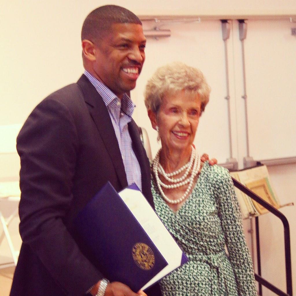 SacBallet's tweet photo. #MondayMorningMemory:
@KJ_MayorJohnson presenting #sacballet founder, Barbara Crockett, a lifetime achievement award http://t.co/Dlnkgt1vnk