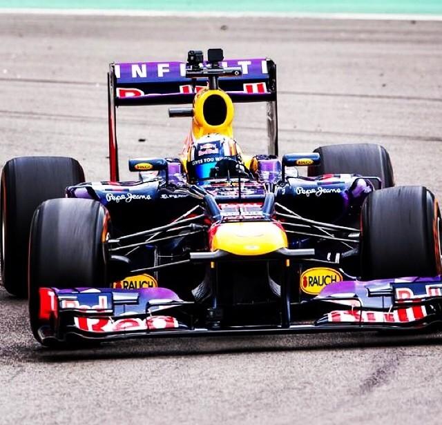 Carlossainz55's tweet image. Muy contento de volver a tener la oportunidad de subirme al red bull d f1.Llevo pensando en este premio todo el año!