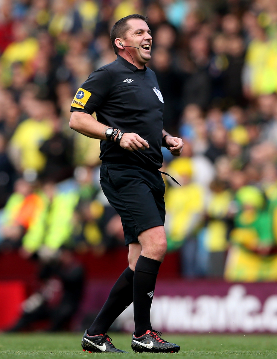 MatKendrick's tweet photo. Heard who's reffing Aston Villa v Southampton next Monday? Phil Dowd certainly has... #avfc http://t.co/kv0jn3AVlw http://t.co/sNnhCvd91u