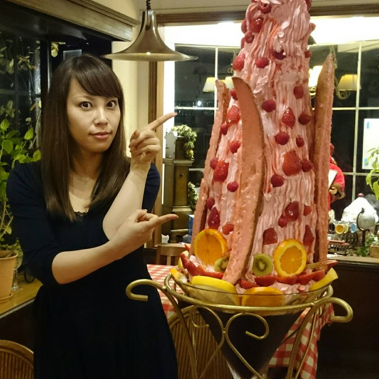 相沢あい Di Twitter その４ 茨城県つくば市 West House さんの ラブリーシンデレラパフェ フレッシュフルーツたっぷり 比較用の私はヒールを履いて175cmです お願いランキング デカ盛り Http T Co Ans2zjb5rx Twitter