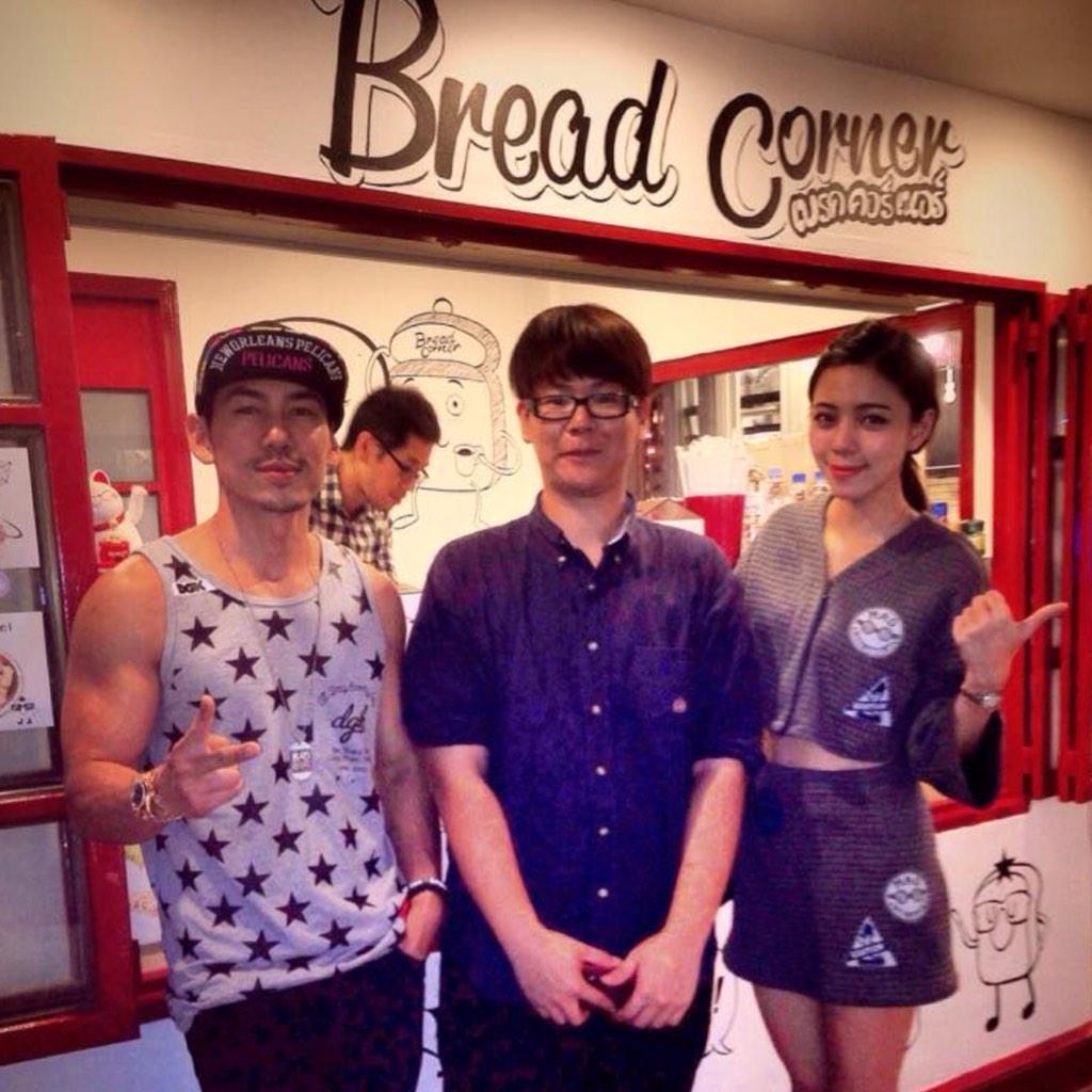 natthaphum's tweet image. พี่เพชรจ้าาากับน้องนิวเคลียร์มาอุดหนุน #BreadCorner goo.gl/ZjD53B