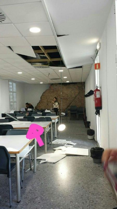 JavierSpike's tweet photo. Derrumbe del techo de la sala de estudios de la facultad de medicina de la Universidad de Sevilla. http://t.co/hYiXsU4p8C