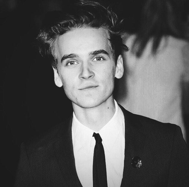 Joe_Sugg's tweet photo. ✌️ http://t.co/VF7S1NpGhd
