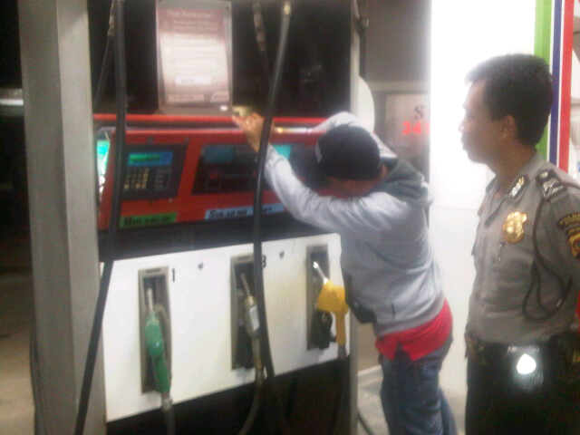 infobogor's tweet photo. via @gorealhartanto: Polisi  mengawasi penyetingan alat di spbu kel. Puspanegara kec. Citeureup kab. Bogor #infobogor http://t.co/6ZaZ0wKl9w