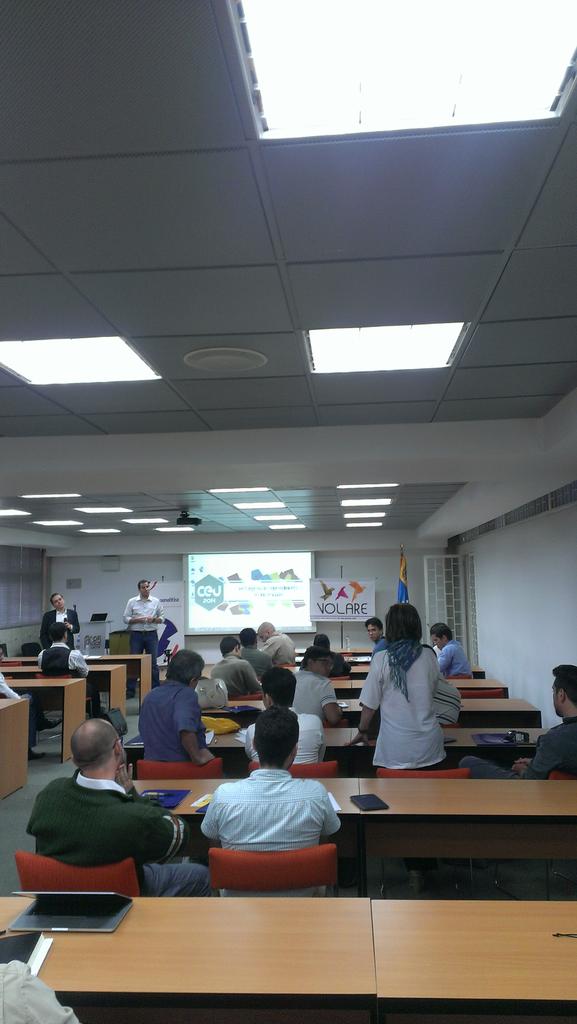 VolareVE's tweet photo. Los participantes dan sus opiniones vitales para desarrollar el Congreso @Beamazzei #CEU2014 #UCV http://t.co/AlGo9CL3CC