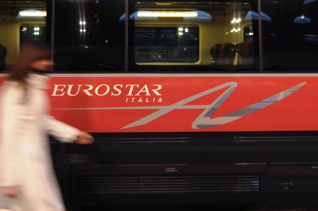 Linkiesta's tweet photo. Trenitalia cede all’Antitrust: i rimborsi scatteranno con ritardi di 30 minuti e non più 60 http://t.co/eEeIzRF0Bs http://t.co/jMj7D0FBUi