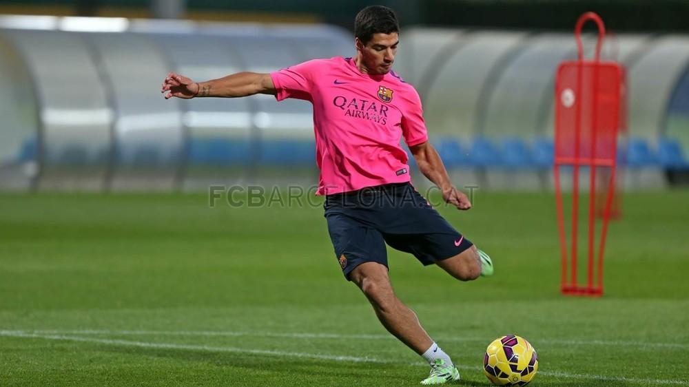 FCBarcelona_es's tweet photo. Entrenan ahora mismo los disponibles, incluido Luis Suárez, que ha vuelto de Uruguay. Vermaelen trabaja con el grupo http://t.co/jR2BUMaMIO