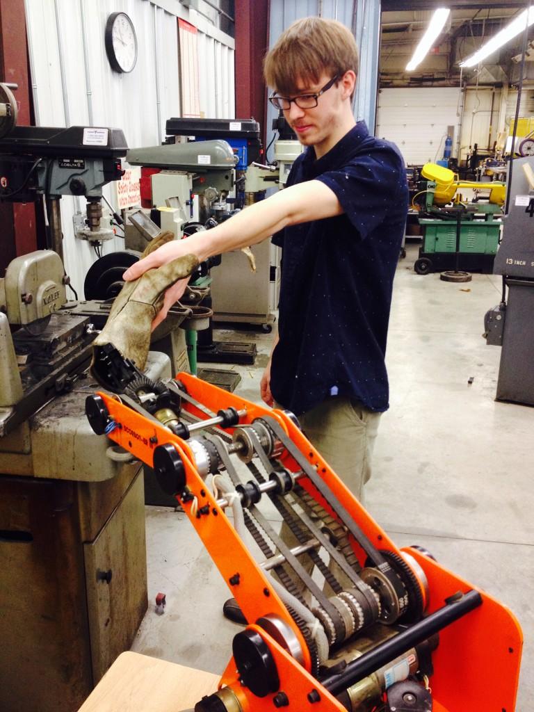 Firm_Hand_Shake's tweet photo. Got the robot arm up and running! #RoboShake #keepitfirm #Scrobot #ItWillBeOk http://t.co/EEhscG8Hxs