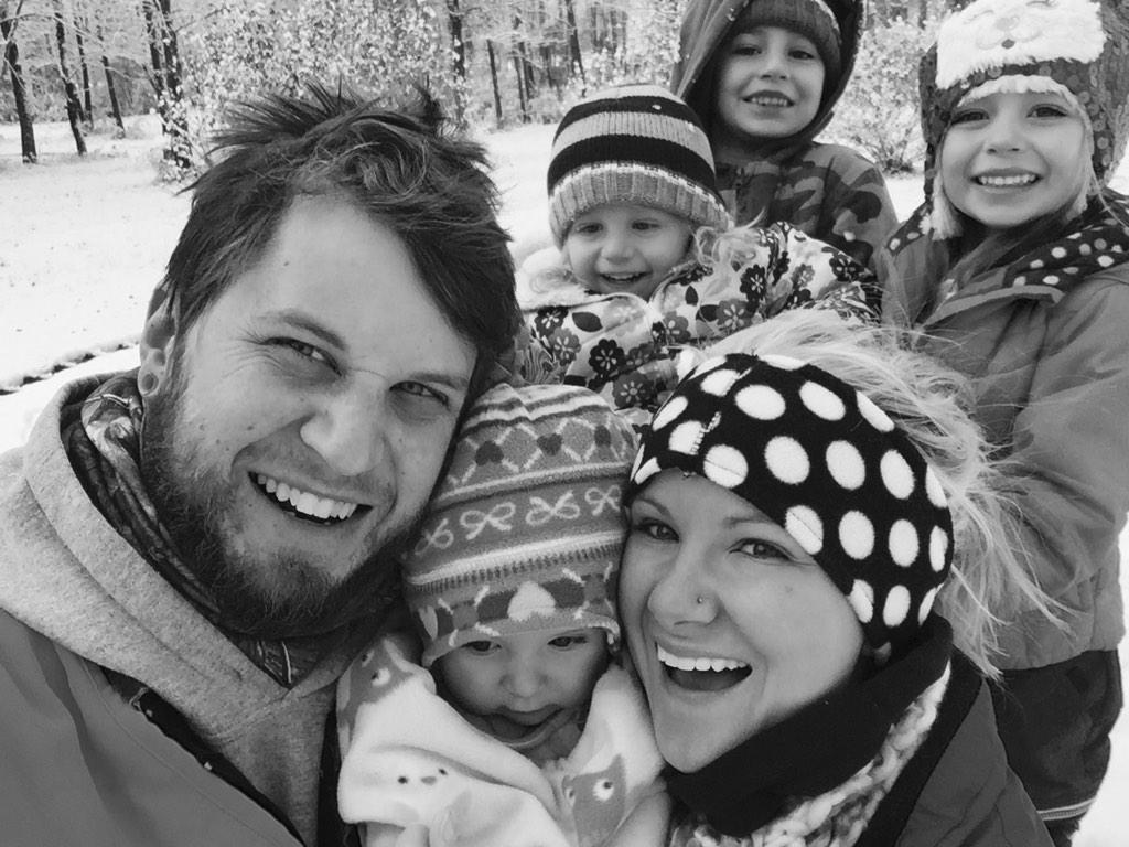 NWingfeld's tweet photo. Family snow day!! #FunInTheSnow #EarlyWinter #HardCandyChristmas http://t.co/5yeIADLyAW
