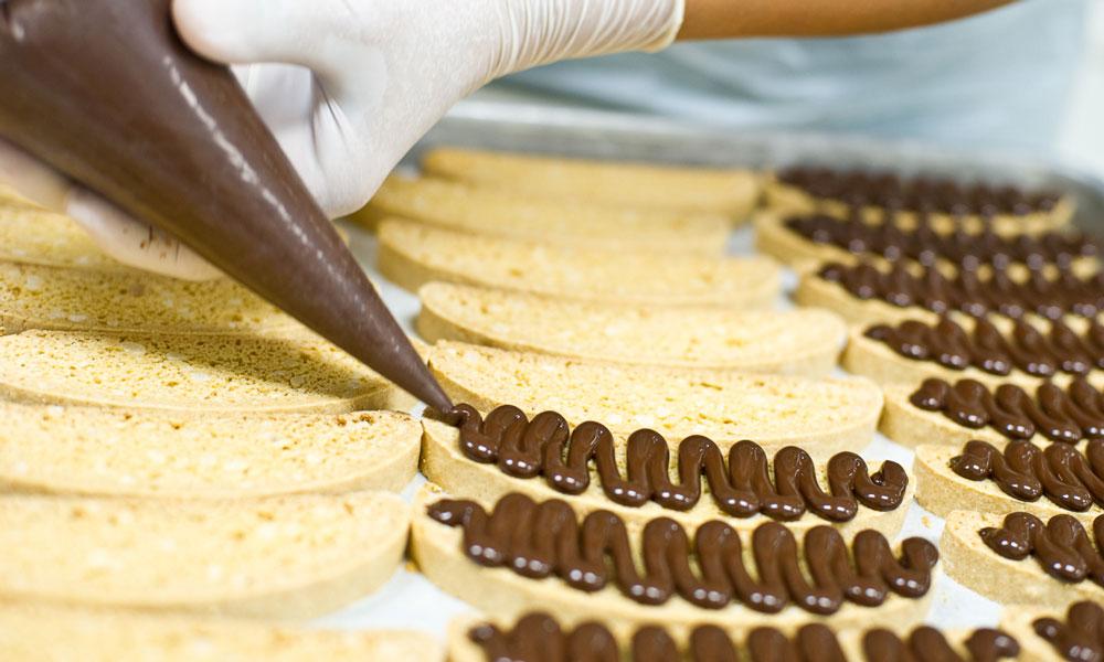 honolulumag's tweet photo. Find out how #Hilo business @BICandies transformed to a #Hawaii favorite: http://t.co/aOdsN9mhR6 #chocolate http://t.co/UQuorgd3Lx