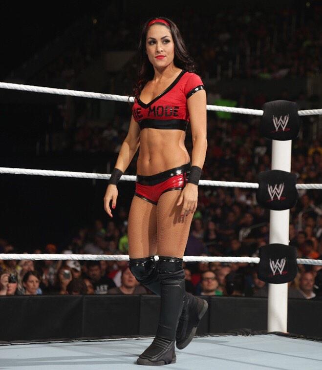 WWEVotingPolls's tweet photo. Who is the Better Bella? #BellaVsBella 

RT : #NikkiBella 

Fav : #BrieBella http://t.co/ooJpULE4YP
