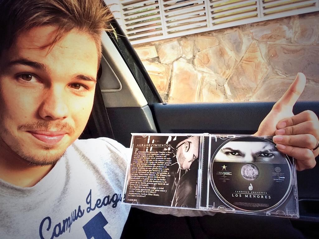 h_callejon's tweet photo. Por fin me llego el disco.@FarrukoPR  es  la espera que tengo por ser de España 👍👍👍👍 LOS MENORES!!!!😃😃 http://t.co/PAOeZk8QEY