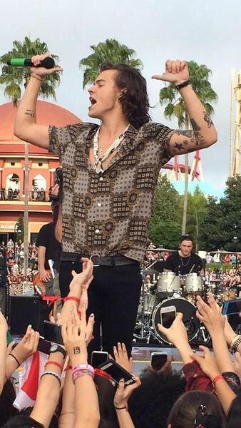 larrysgaylove's tweet photo. Daddy's famous ๐ #MTVStar One Direction #FOURFOLLOWPARTY http://t.co/rMQFTzIje0