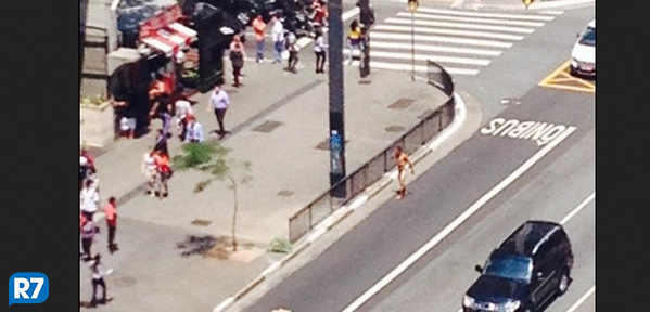 portalR7's tweet photo. Moda sulista: peladão é visto andando pela av. Paulista http://t.co/0weEDonDIm http://t.co/gGQXI4EOsy