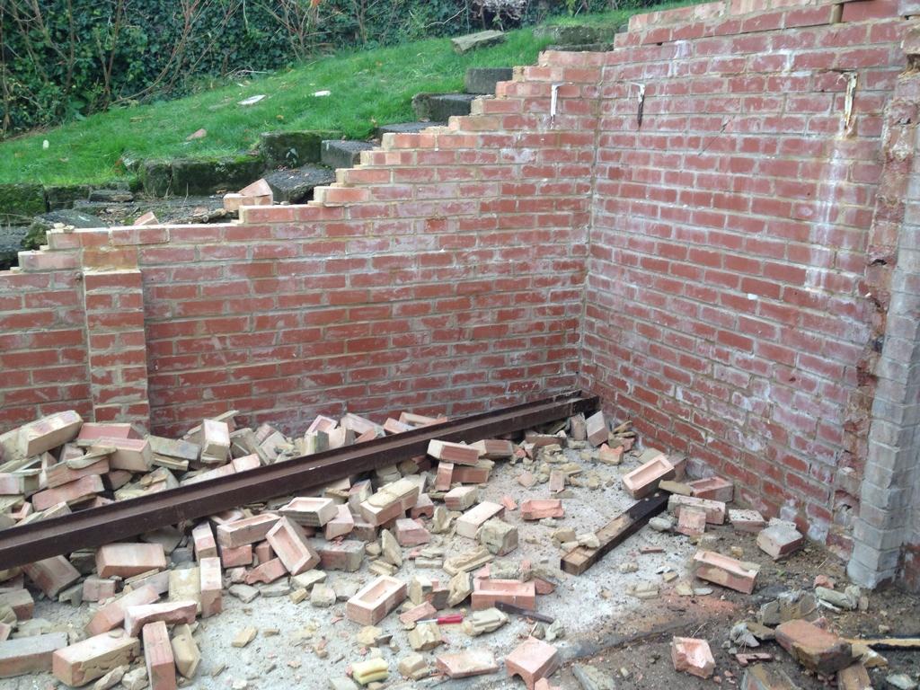 ExtendablesLtd's tweet photo. New project just started. Excavation, retaining wall, self contained granny annex. http://t.co/dlfAkAvYsh 07833899890 http://t.co/VhHvG8XGa3