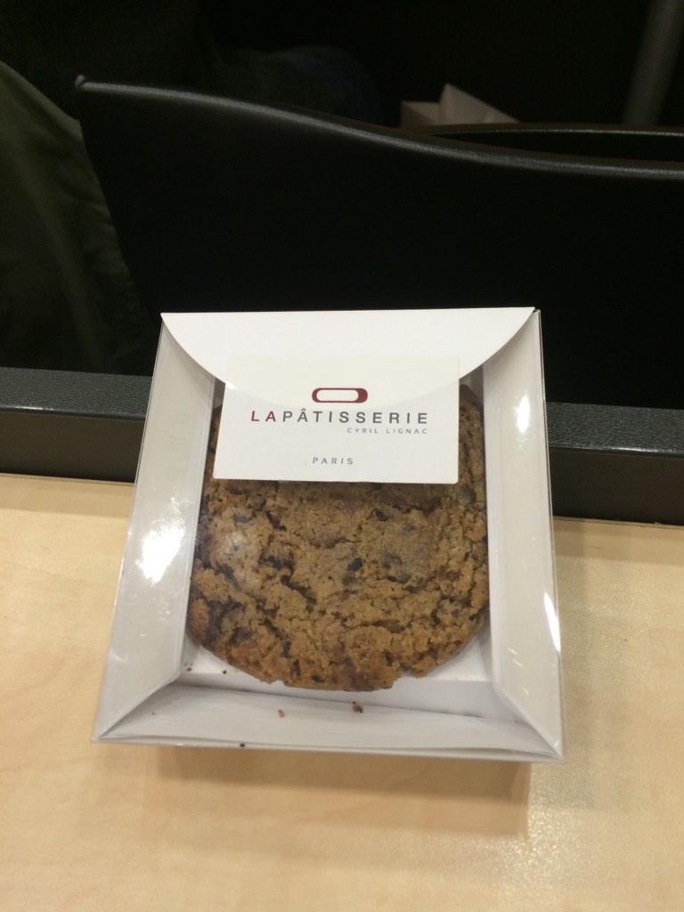 nchatenier's tweet photo. Merci @cyril_lignac ! Le cookie au bon moment ! @LeFooding @atabula_info #cookitcool #mercichef #miam http://t.co/pQOkQdvIjA