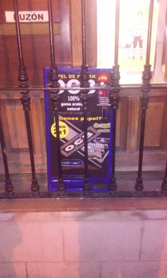 alejandro_piano's tweet photo. Se vende 2x1 euro mechero y librillo ocb en la ventana del VIDEOFUTURO http://t.co/HDDPdguX3n