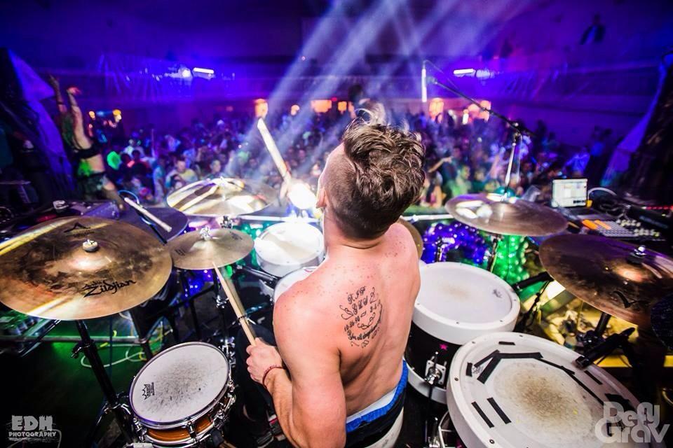 yrahcaZZ's tweet photo. Some action shots from my show with @BVCKHVNTR this weekend. Thanks to @DefyMusicNE and my drum tech @B3nnyAndTheJets http://t.co/mn57obfolM
