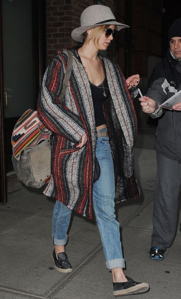 JenLawrenceArg's tweet photo. Jennifer saliendo de su hotel http://t.co/zriG4a02vB