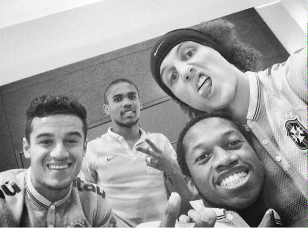 DavidLuiz_4's tweet photo. Chilling with my lads! / Na resenha com meus parceiros! http://t.co/MBj1QstGyP