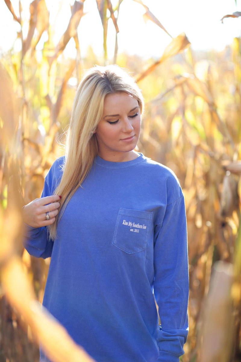 dishinwithak's tweet photo. **NEW** Just A Small Town Girl longsleeve pocket shirts now available in 2 colors! #KMSS $30, http://t.co/skKLPHeFCS http://t.co/kKI0ckvMXZ