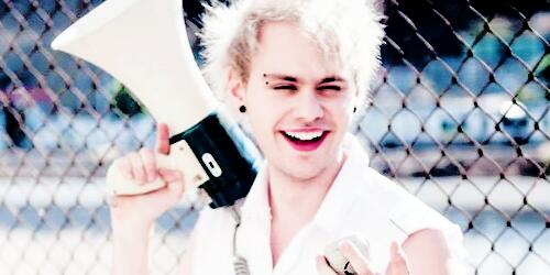 relatable5sosx's tweet photo. #MTVStars 5 Seconds of Summer http://t.co/9ODByHf3oa
