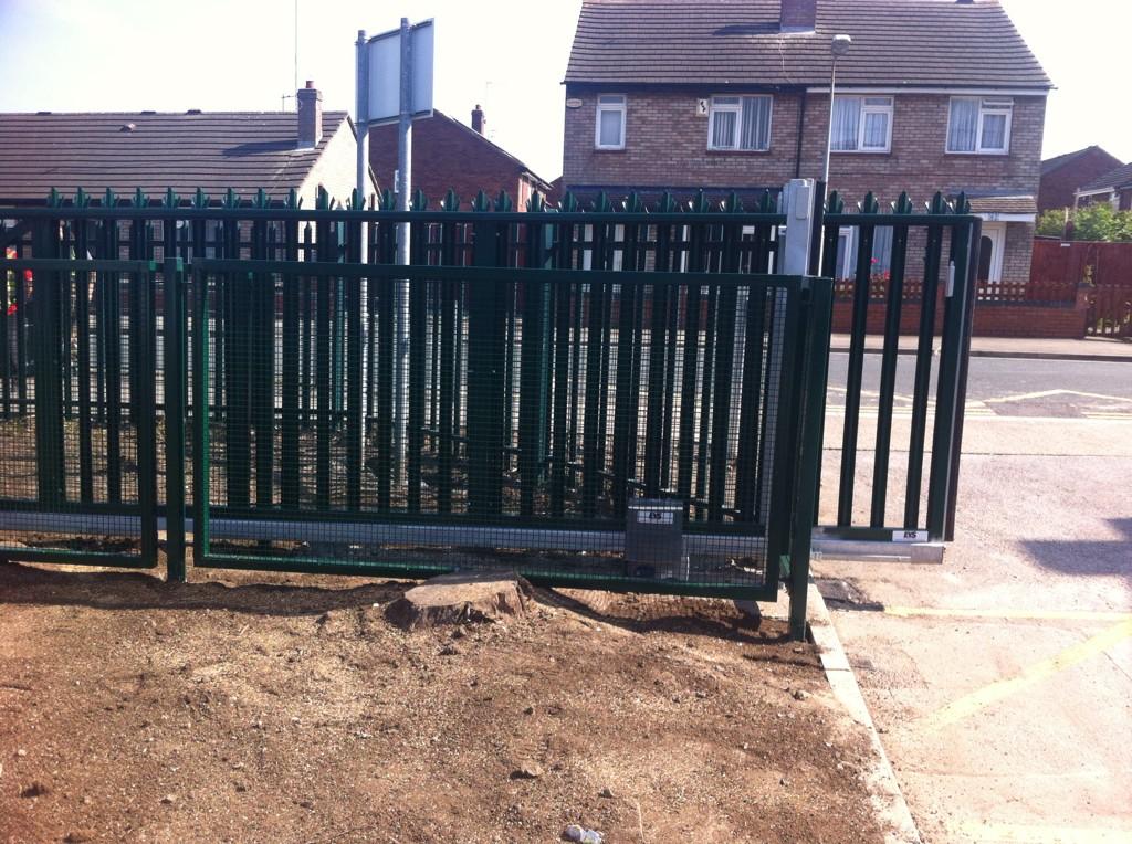 EYSGates's tweet photo. Cantilever sliding gate installed at local school. #SafetyCage #kprs #SafetyPhotoCells #iLoveHU #PressureTested #EYS http://t.co/Bn3vsvIAjV