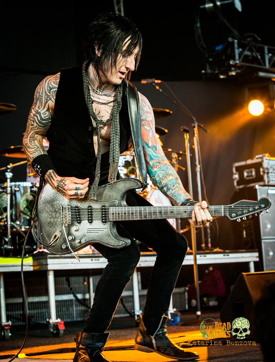 Happy bday to Richard Fortus, who unfortunately, is spending his whole bday on the plane on his way to Australia!! 