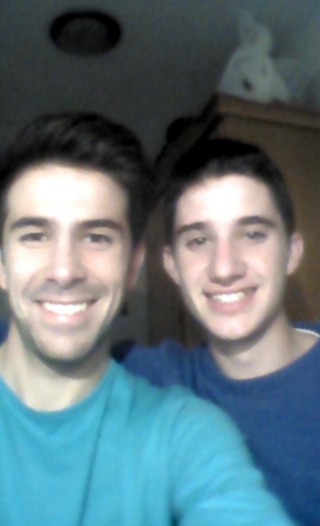 Juanmitz's tweet photo. @Miguel_xake y yo te echamos de menos pero en nada nos volvemos a ver amigo @sergi_sanchez5  FELICIDADES!! http://t.co/4I1Wtdi3uL