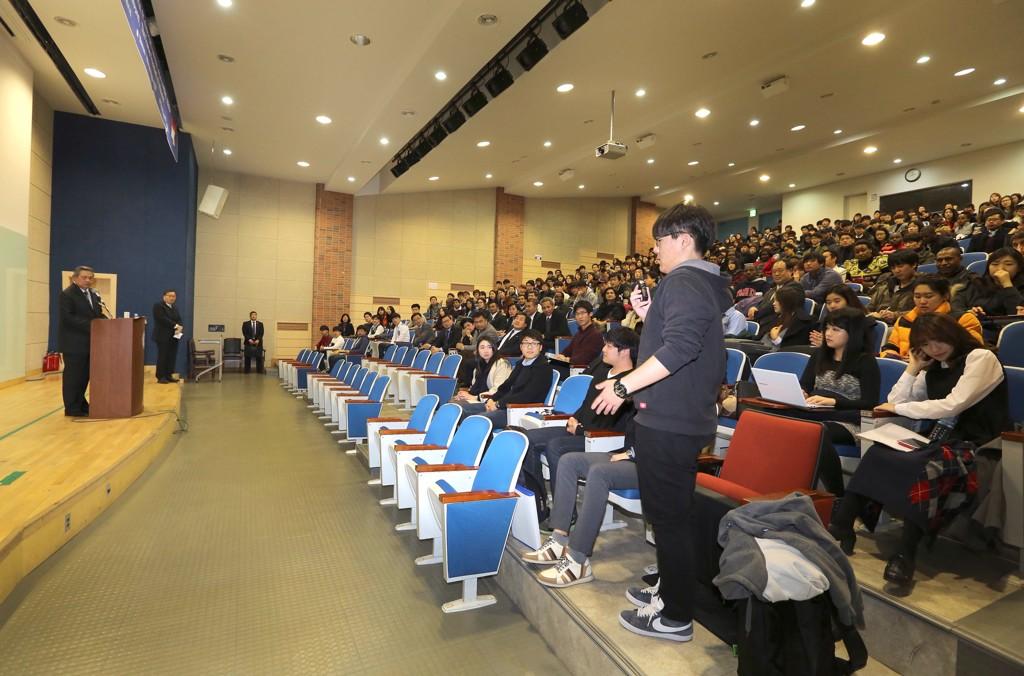 IvanKusumo's tweet photo. RT @SBYudhoyono: Memberikan 'Kuliah Umum' kepada mahasiswa Universitas Yonsei, Korea Selatan. http://t.co/JQo9wqX5dr