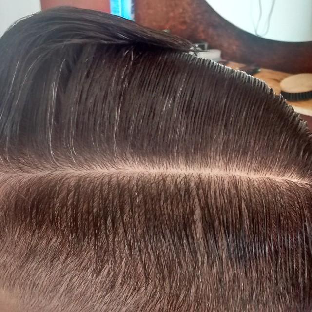 sarahy0Leyva's tweet image. #naturalpart con @bonafidepomade 
#armadillobarbershop #mexico #queretaro #barber #barberia #hombre #men #groomin...