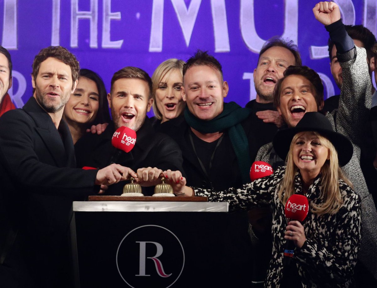 TakeGaz's tweet photo. #TakeGaz : #TakeThat reunited on stage for first time in four... http://t.co/mFEnbyKI7E http://t.co/8sh7ULAi6P
