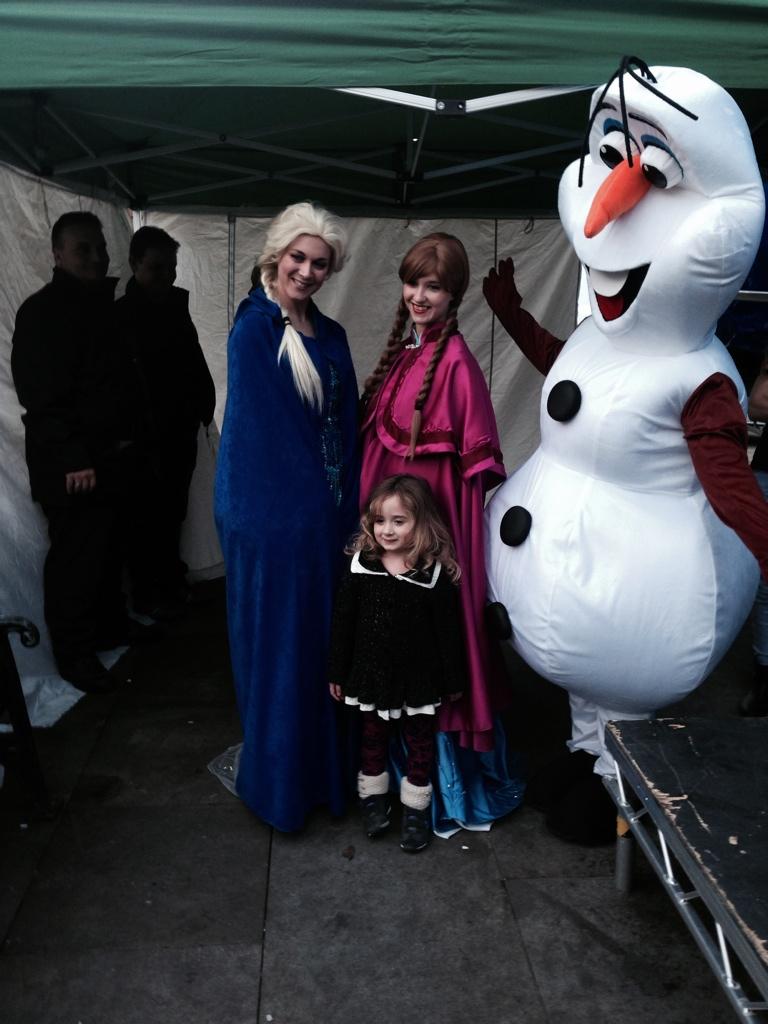 wiganchristmas's tweet photo. We were delighted to have the #frozen cast join us @ yesterday's #wigan Santa's parade !! #wigan !🎄⛄️ http://t.co/38qZfJD4KH