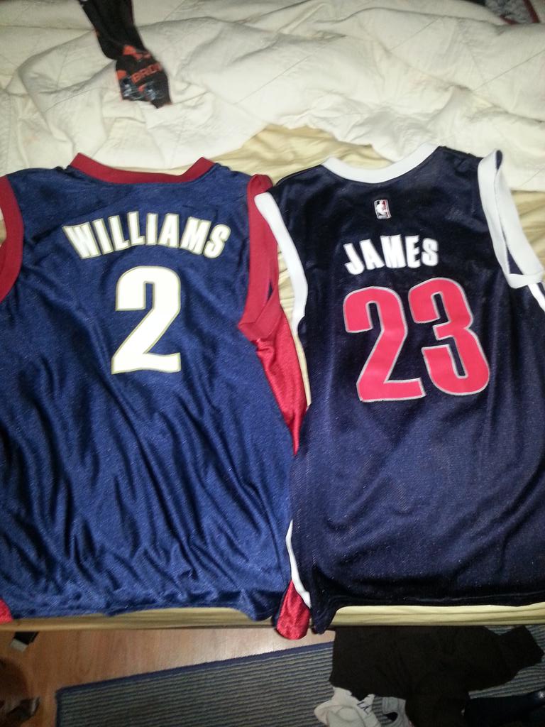 iNinoBeamz's tweet photo. #Throwback look what I found in my closet @KingJames @mowilliams
#NeverBurnt #OnceAFanAlwaysAFan ## http://t.co/yxxRU1RfI1