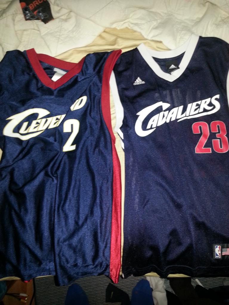 iNinoBeamz's tweet photo. #Throwback look what I found in my closet @KingJames @mowilliams
#NeverBurnt #OnceAFanAlwaysAFan ## http://t.co/yxxRU1RfI1