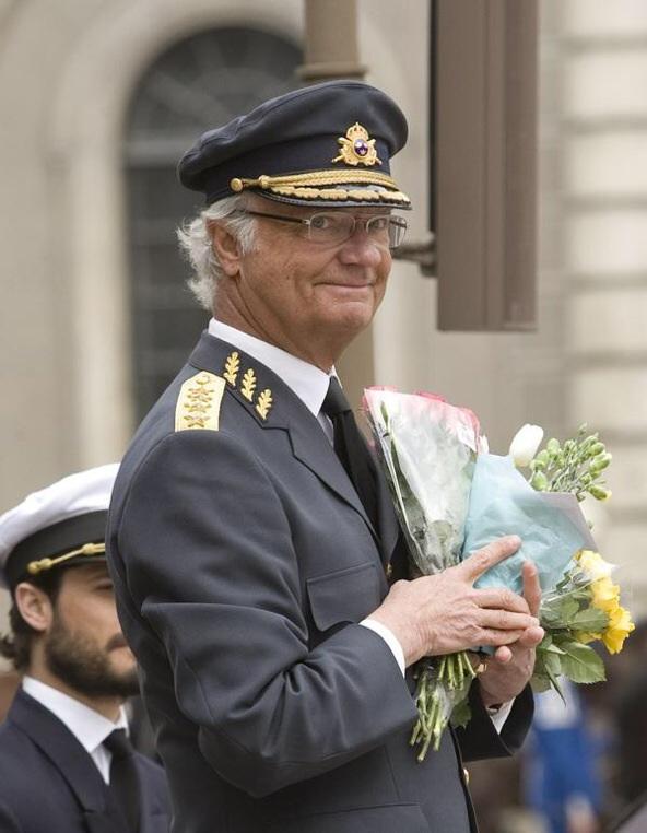TV2KjellArne's tweet photo. #KONG #CARL #GUSTAF ET #MOBBEOFFER? Ja , det mener forfatter av ny #Kongebok. Se #Kongebloggen #royal #royals #Sweden http://t.co/iIOmvhzemj