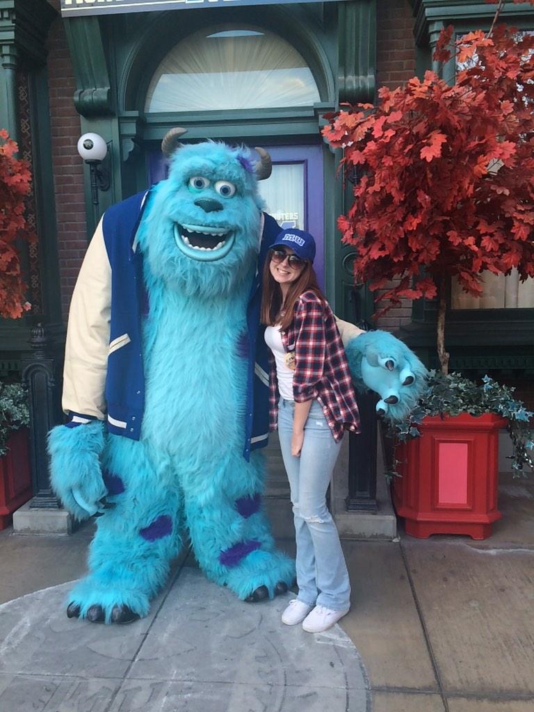 haai_its_haley's tweet photo. Quick picture with my classmate 😎💙 #studentsofmu http://t.co/wVcmF8l4LQ