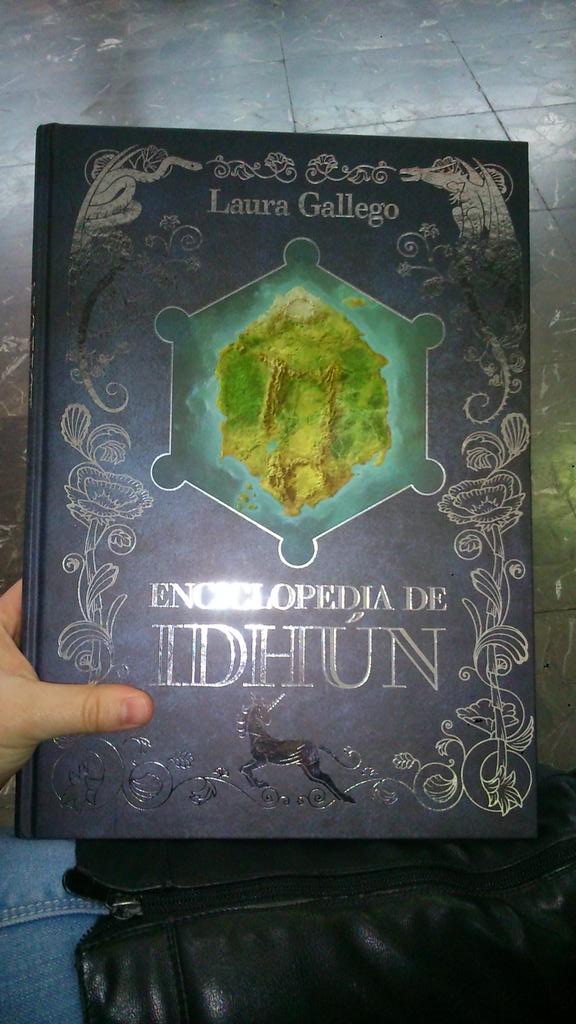 CristinaCarou's tweet photo. Idhunita yo? No, que bah. Esto es... Para el perro ;) #finallyismine @_LauraGallego http://t.co/tAjcILLZRl