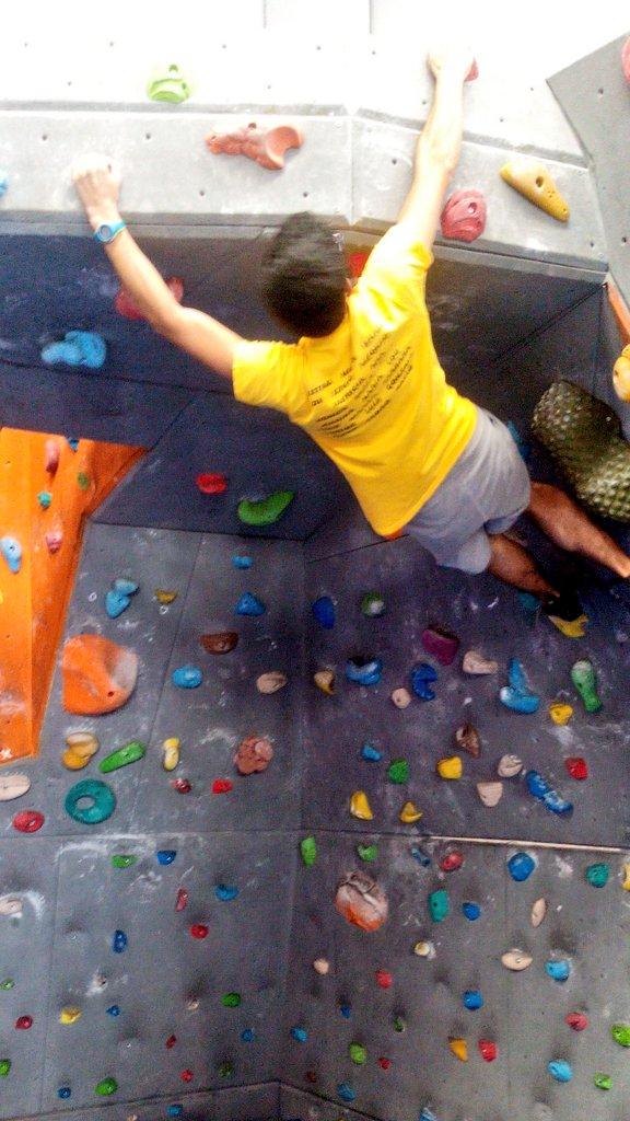 GLizaur's tweet photo. 4 horitas gateando por las paredes,dolor everywhere! #rock&amp;wall http://t.co/9nt2C49Rgr